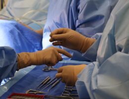 Rękawiczki chirurgiczne – ochrona i precyzja w środowisku operacyjnym