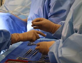 Rękawiczki chirurgiczne – ochrona i precyzja w środowisku operacyjnym