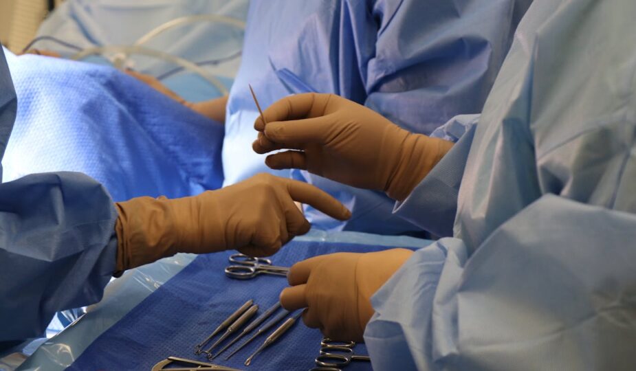 Rękawiczki chirurgiczne – ochrona i precyzja w środowisku operacyjnym